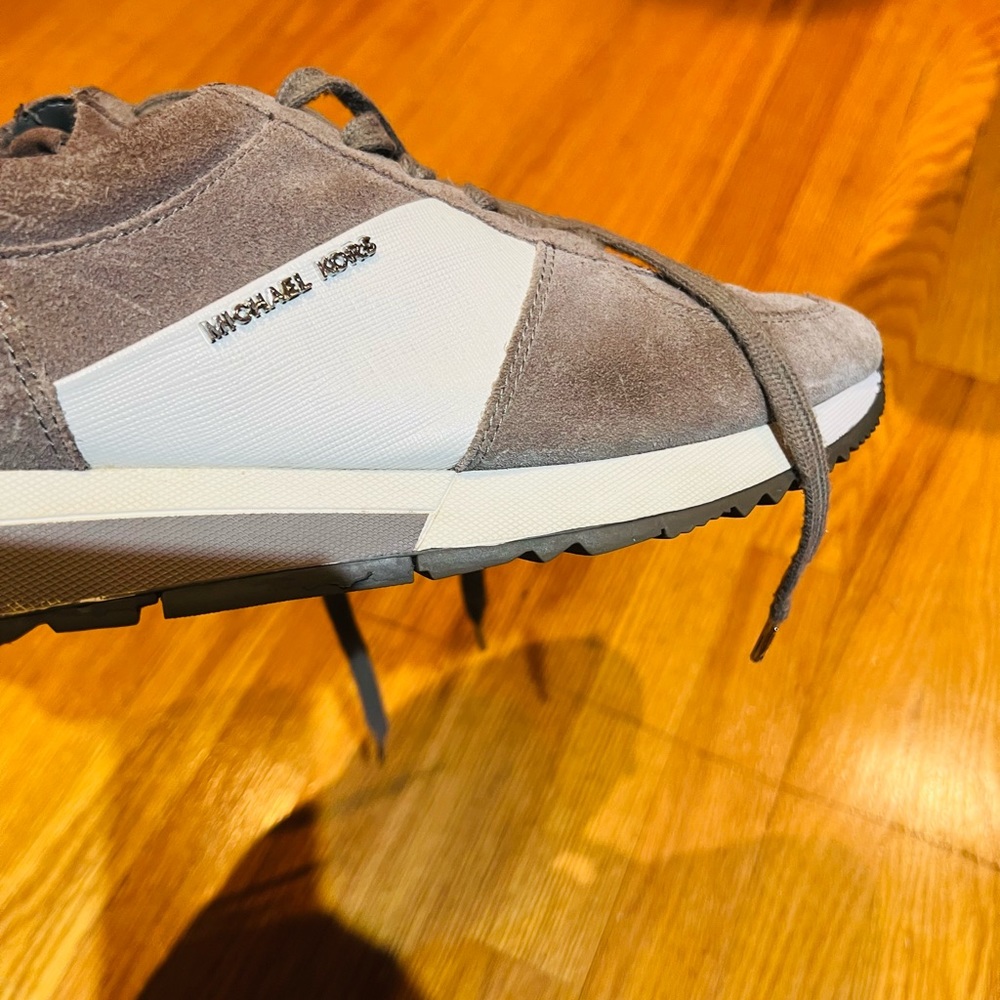 Sneakers - Picture 4 of 9